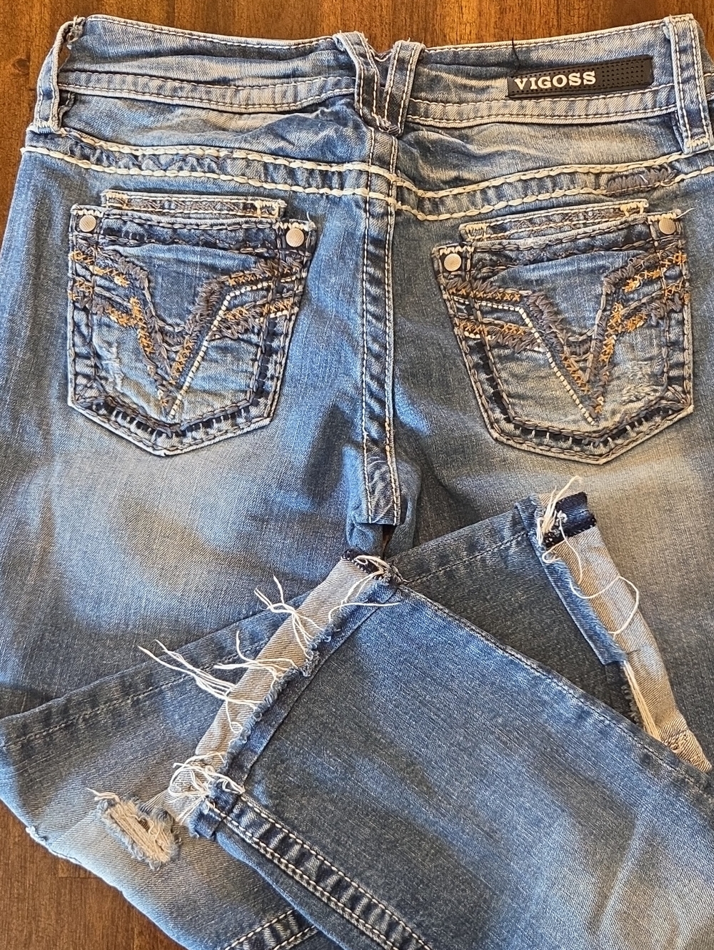 Vigoss Women's Light Blue Distressed Capri Jeans